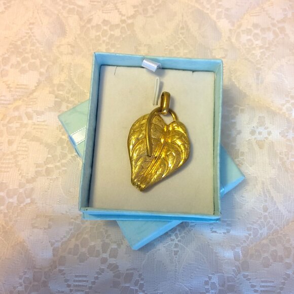 VTG Gold Tone Charm Vintage Leaf Floral Pendant - Picture 8 of 9